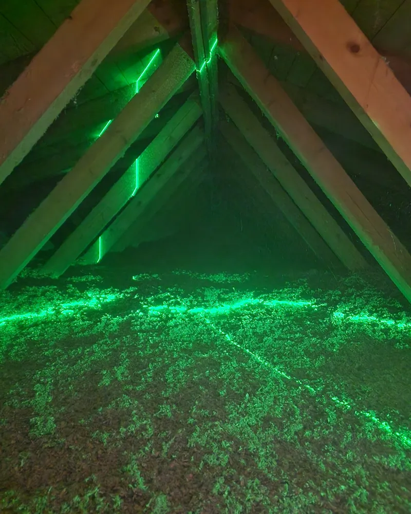 Laserlinjer i et loft under isolering og snekkerarbeid utført av Rekord Bygg