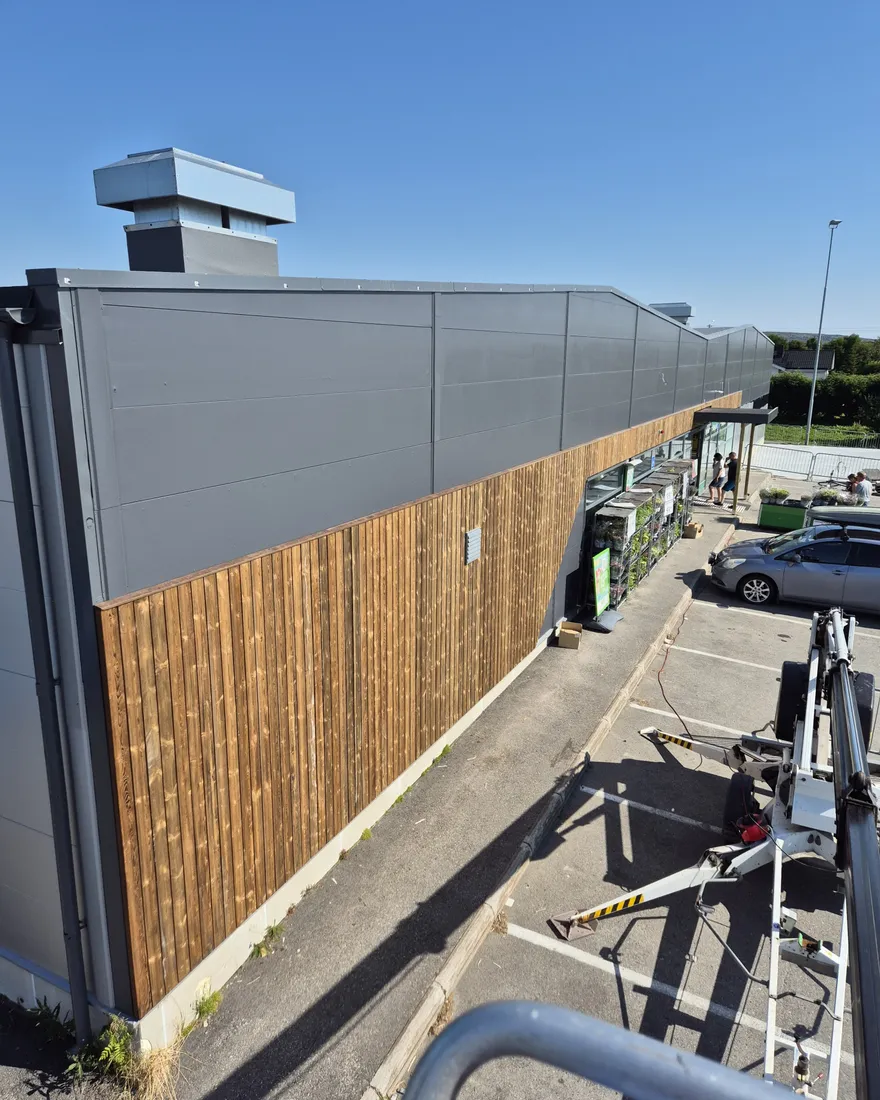 Nytt tak og kebonypanel på et næringsbygg i Vadsø, utført av Rekord Bygg